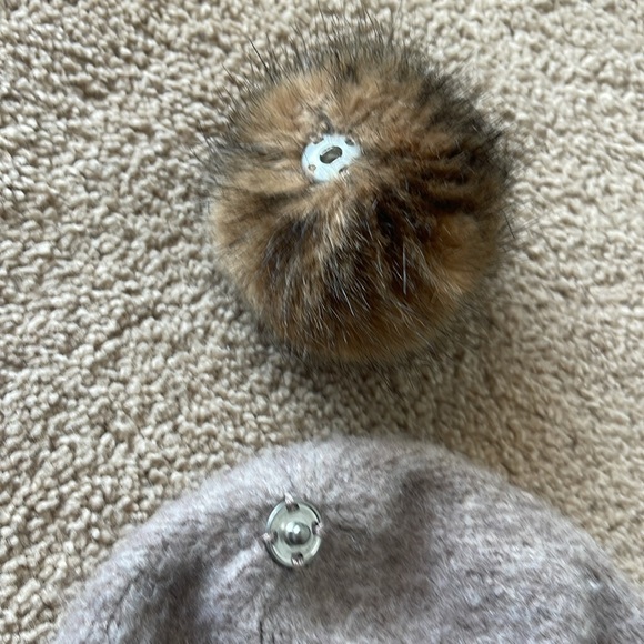Joules ‘toasty’ beanie in Oat color with faux fur bobble OS - Picture 4 of 7